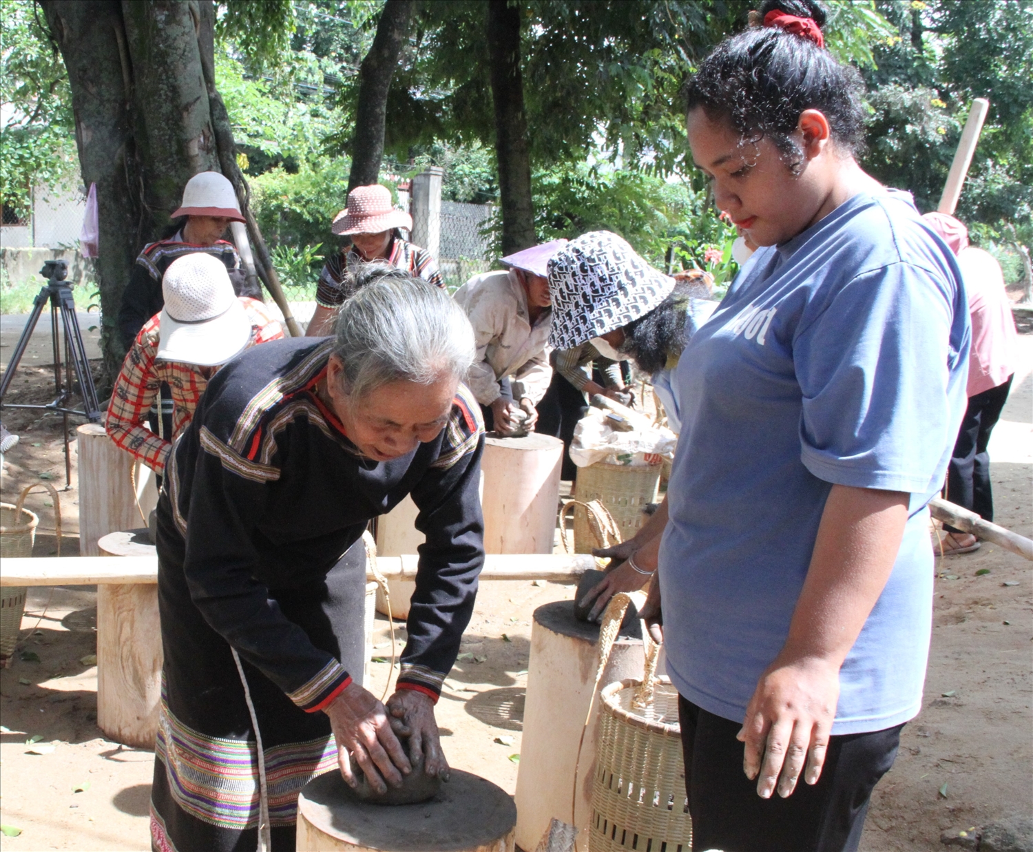 Bà H’Phiết Uông hướng dẫn học viên dùng tay tạo phôi sản phẩm gốm