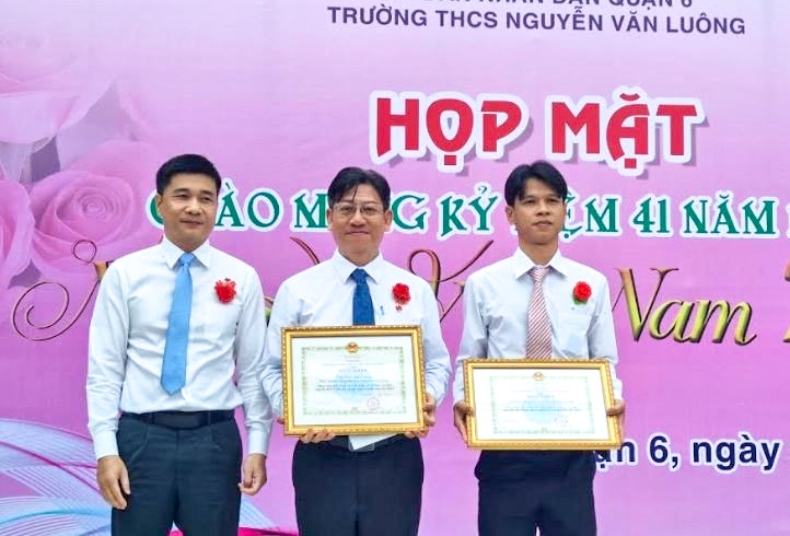 Thay mặt BHXH TP.Hồ Chí Minh, Phó Giám đốc Trần Dũng Hà đã trao tặng Giấy khen tới tập thể Trường THCS Nguyễn Văn Luông, thầy giáo Đinh Phú Cường - Hiệu trưởng của nhà trường.