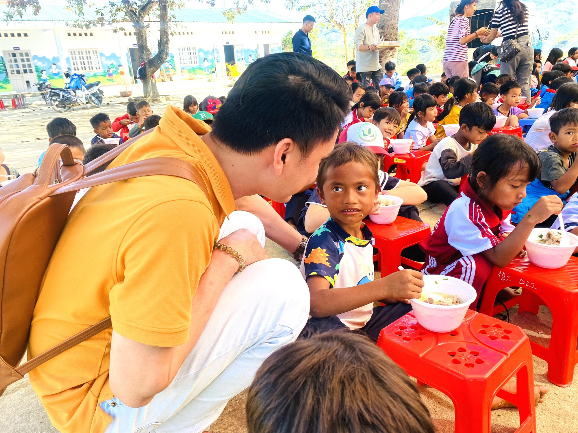 Nhóm thiện nguỵện Hữu Duyên Sài Gòn trao quà tặng và nấu hàng trăm phần nui ăn sáng cho các trẻ em vùng cao ở huyện Đam Rông (Lâm Đồng) - Ảnh: NVCC